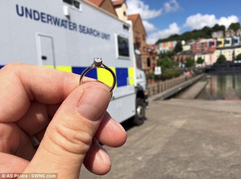 Bristol police prevented the wedding from breaking down by taking out a lost engagement ring from the bottom of the bay