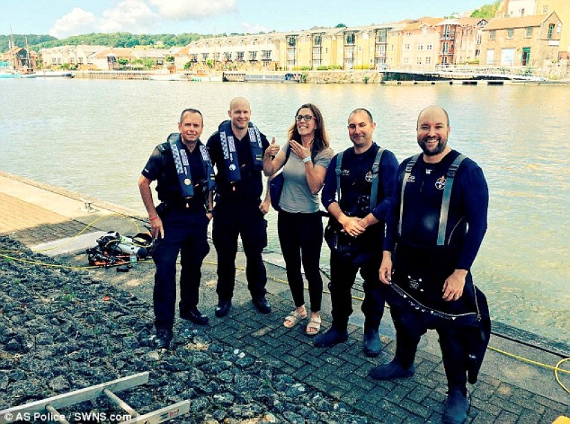 Bristol police prevented the wedding from breaking down by taking out a lost engagement ring from the bottom of the bay