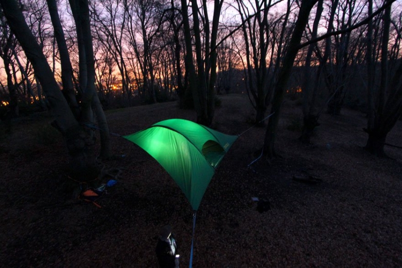 British designer&#39;s tent lets you spend the night in a tree