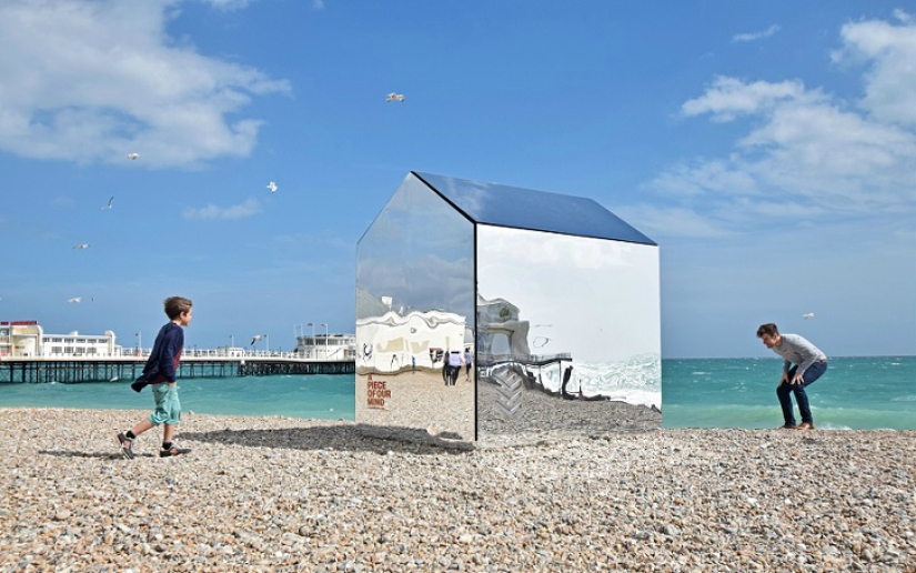 Cabaña de espejos en la playa