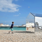 Cabaña de espejos en la playa