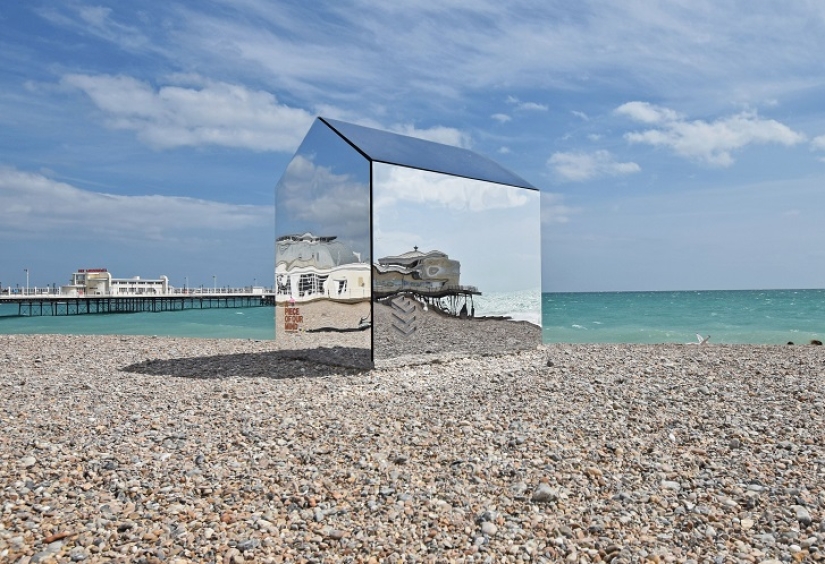 Cabaña de espejos en la playa