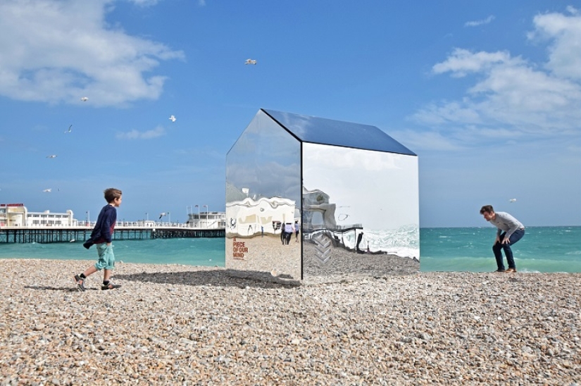 Cabaña de espejos en la playa