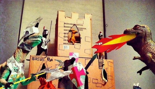 Cada noche los dinosaurios tienen una fila Cada noche los dinosaurios tienen una fila