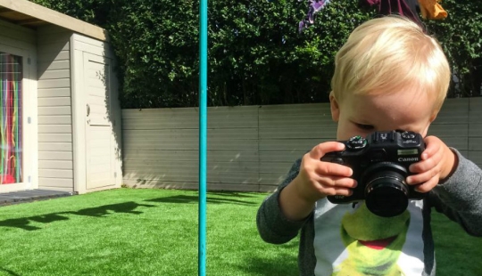 Caminando debajo de la mesa: la historia de un padre sobre cómo su bebé de 1,5 años aprendió a tomar fotos geniales