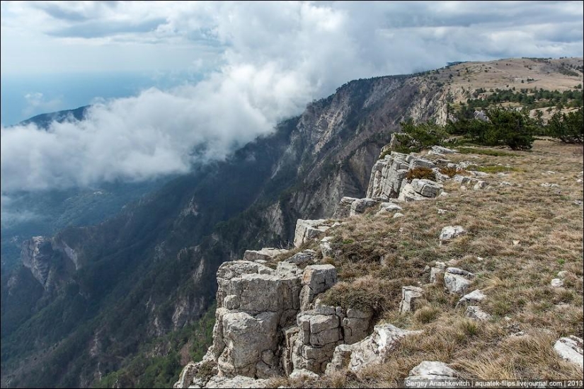 Caminar bajo las nubes. Meseta de Ai-Petri en Crimea