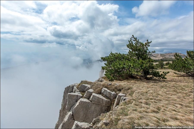 Caminar bajo las nubes. Meseta de Ai-Petri en Crimea