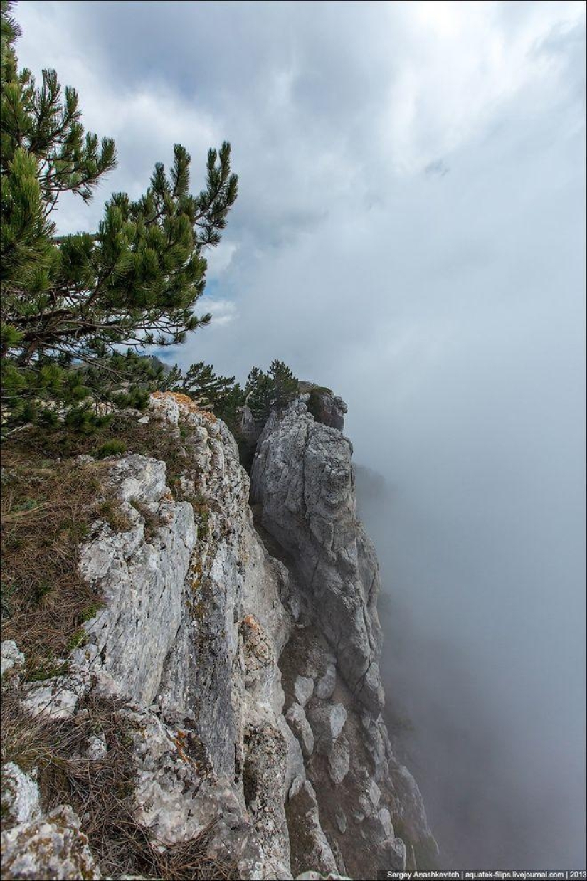 Caminar bajo las nubes. Meseta de Ai-Petri en Crimea