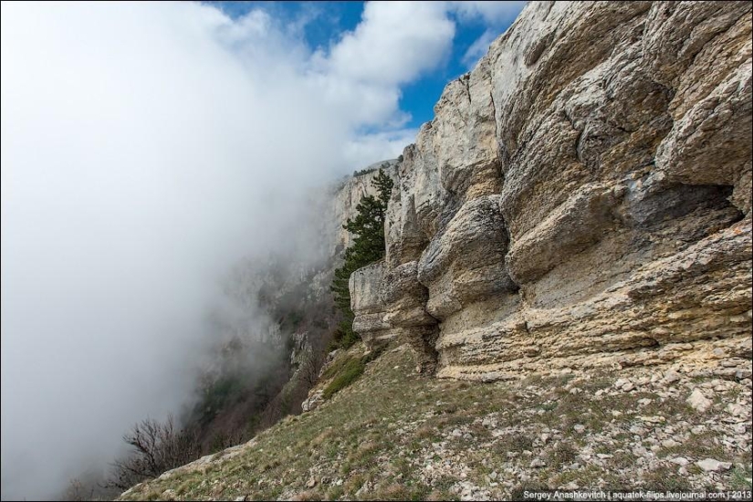 Caminar bajo las nubes. Meseta de Ai-Petri en Crimea