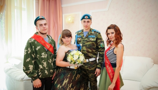 Camouflage dress, berets and vests: a wedding in the style of the Airborne Forces took place in Omsk