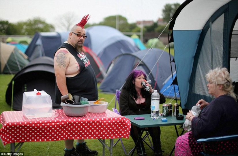 Canas en la barba, demonio en una costilla: cómo se juntan los punks ancianos británicos