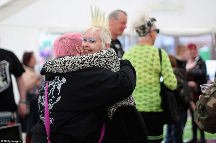 Canas en la barba, demonio en una costilla: cómo se juntan los punks ancianos británicos