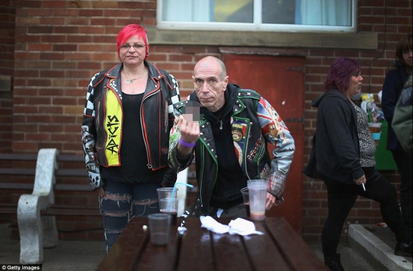 Canas en la barba, demonio en una costilla: cómo se juntan los punks ancianos británicos