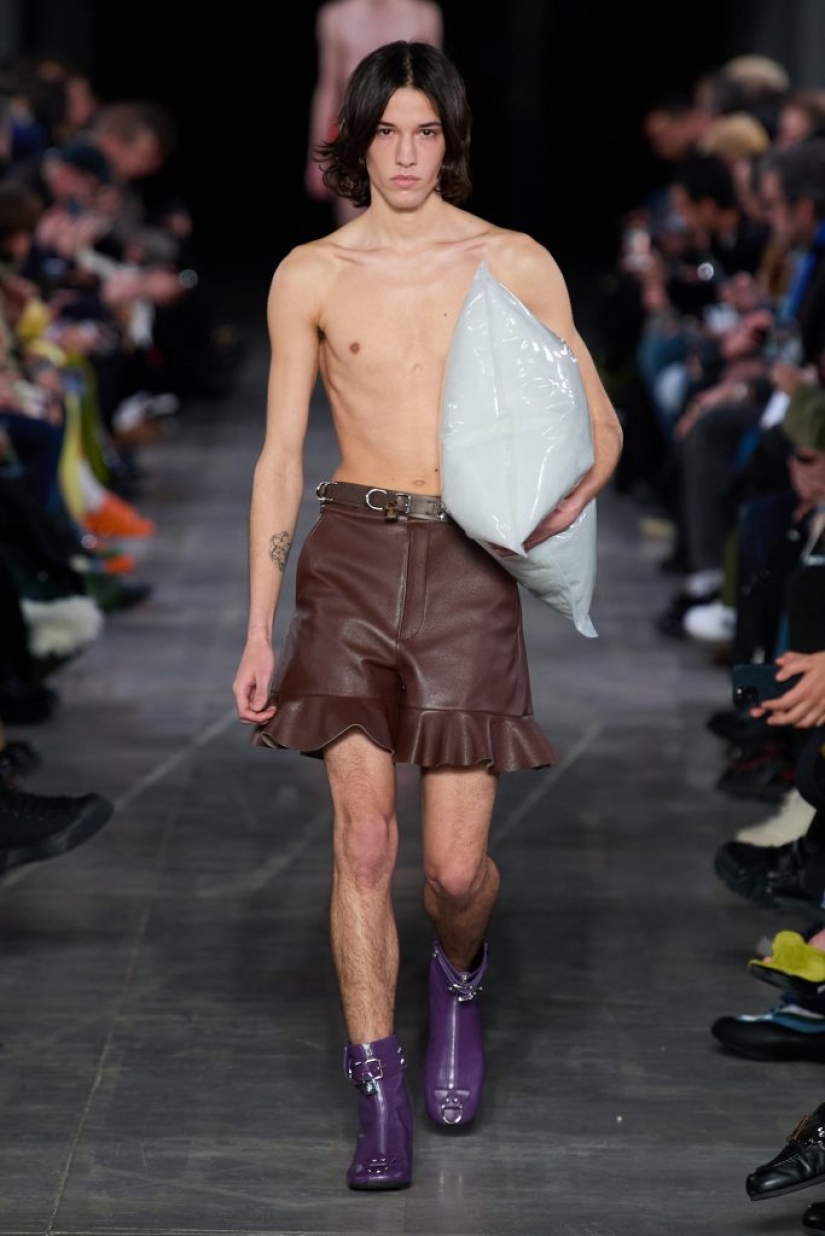 ¿Cansado? Entonces definitivamente necesitas una bolsa de almohada como en los desfiles de JW Anderson y Louis Vuitton.