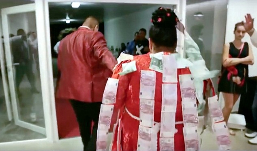 Caro-rico: boda gitana con un vestido por 175 mil dólares y una lluvia de dinero