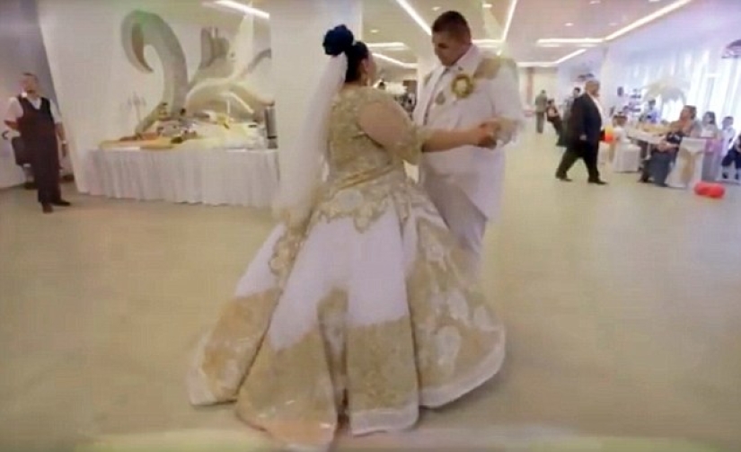 Caro-rico: boda gitana con un vestido por 175 mil dólares y una lluvia de dinero