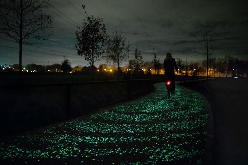 Carril bici que brilla intensamente en los Países Bajos