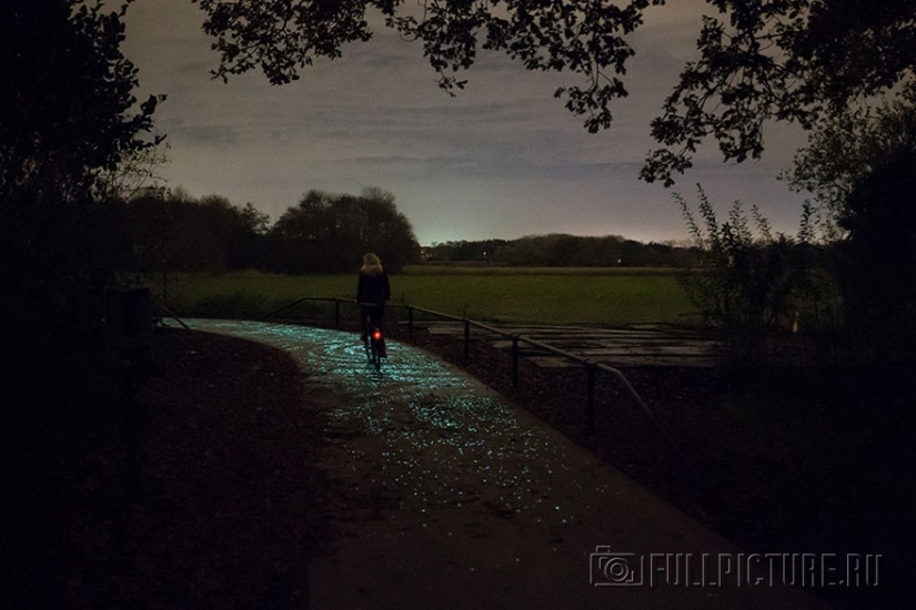 Carril bici que brilla intensamente en los Países Bajos