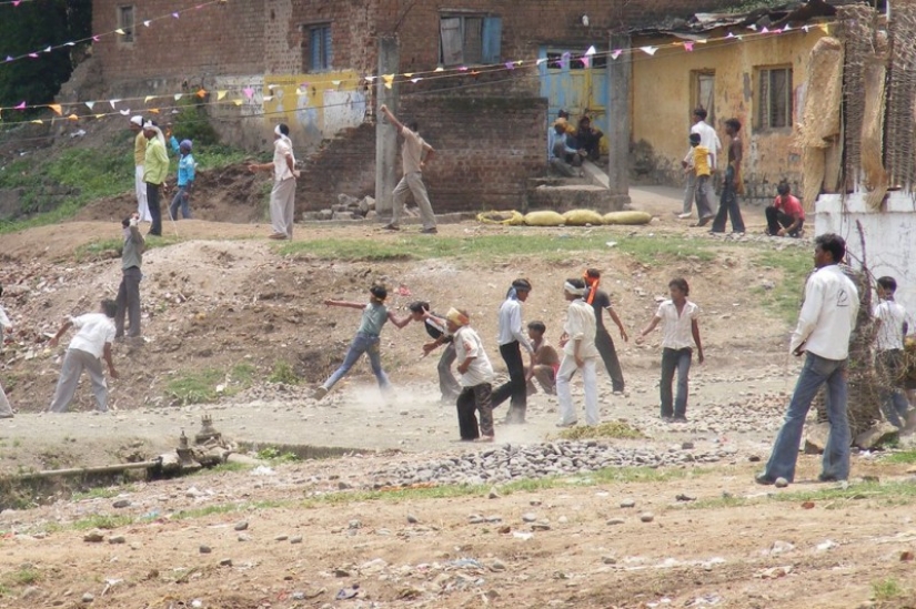 Casi 500 personas resultaron heridas en el festival de lanzamiento de piedras en India