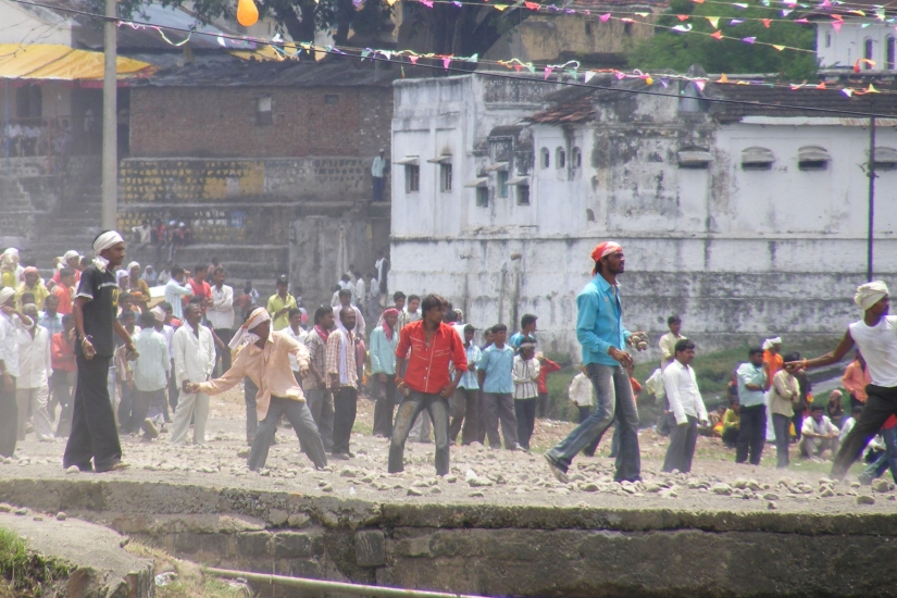 Casi 500 personas resultaron heridas en el festival de lanzamiento de piedras en India