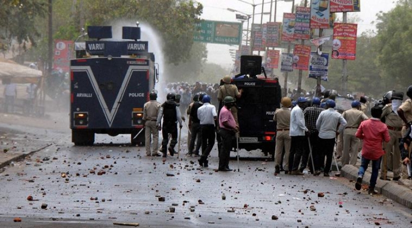 Casi 500 personas resultaron heridas en el festival de lanzamiento de piedras en India