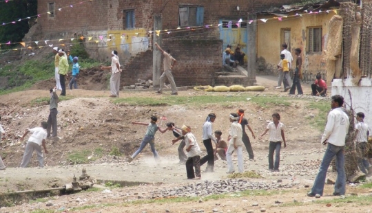 Casi 500 personas resultaron heridas en el festival de lanzamiento de piedras en India