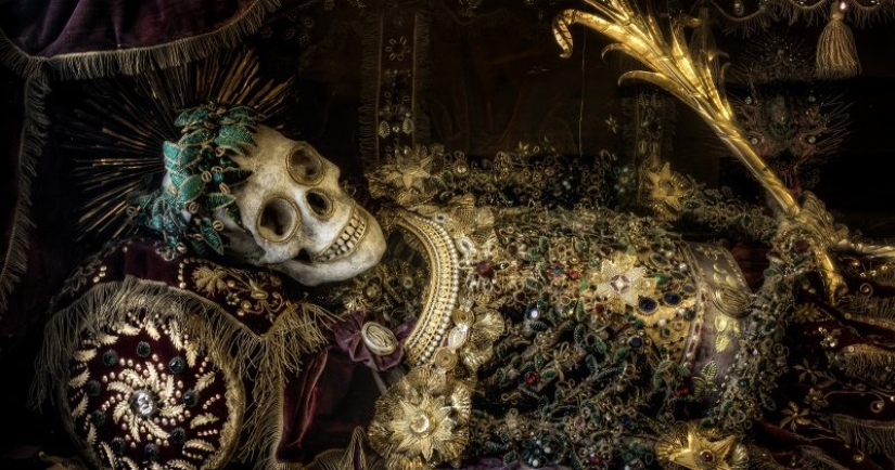 "Catacomb saints" with via Salaria: brisk business on precious remains