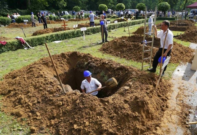 Cemetery stories, or Why are graves dug 2 meters deep? Pictolic