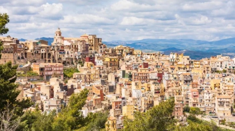 Centuripe es una pequeña ciudad siciliana con una forma muy inusual