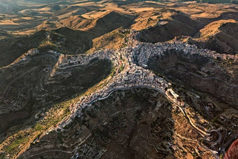 Centuripe is a small Sicilian town with a very unusual shape