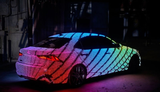 Chameleonmobile. The new Lexus model was covered with LEDs