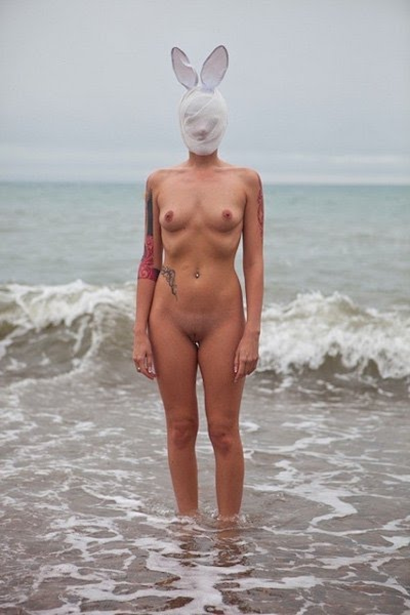 Chicas desnudas con máscaras de Ben Hopper