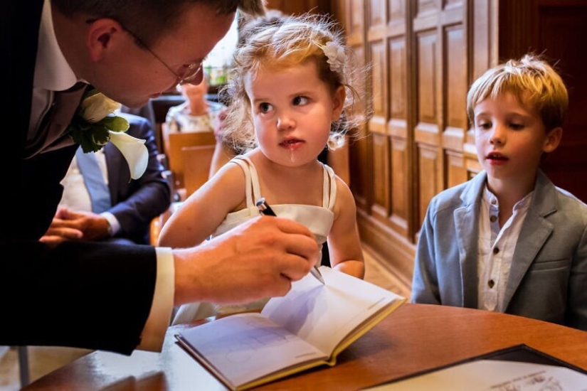 Children at the wedding: 22 funny pictures from the best wedding photographers