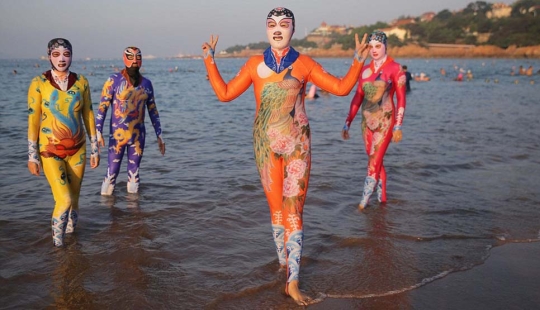 Chinese bathing suits "facekini" now come in the form of a panda, tiger and other animals Chinese bathing suits "facekini" now come in the form of a panda, tiger and other animals