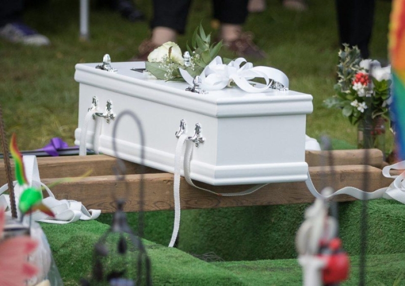 Cientos de personas acudieron al funeral de una niña sin nombre que fue abandonada por su madre