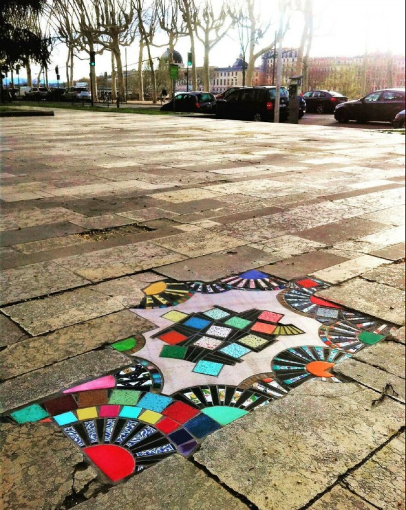 Cirujano vial de Lyon: Artista callejero remienda baches con mosaicos
