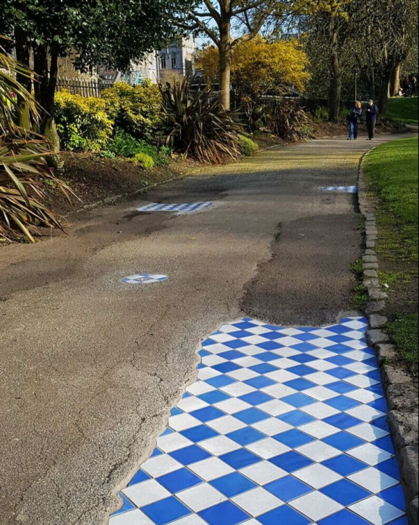 Cirujano vial de Lyon: Artista callejero remienda baches con mosaicos