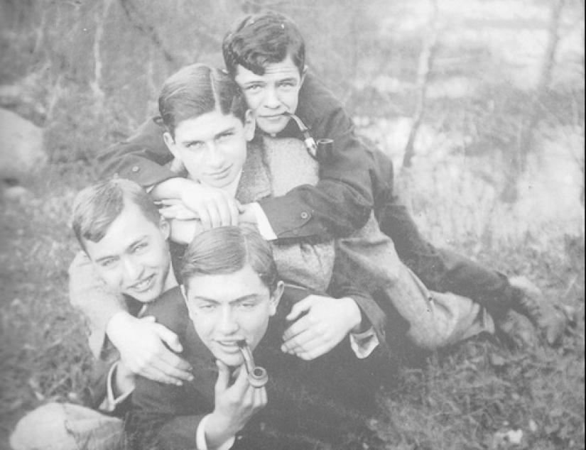 Close contacts and strong hugs in old photos: why was it normal before, but not now?