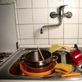 Cómo ahorrar tiempo lavando los platos más rápido y mejor