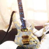Cómo el músico japonés MiA modifica su cuerpo para tocar mejor la guitarra
