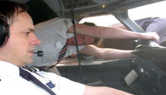 Cómo el piloto del avión de pasajeros hizo un vuelo fuera de la cabina y sobrevivió