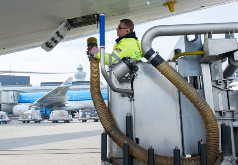Cómo funciona el inodoro en el avión o por qué antes era imposible comer hielo azul