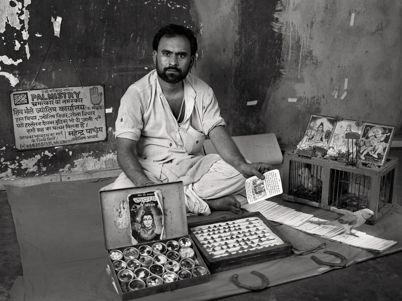 Cómo ganar limpiador de oídos, una calle astrólogo y otros representantes de la desaparición de las profesiones en la India