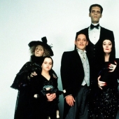 Cómo han cambiado los actores de la película "La familia Addams" un cuarto de siglo después
