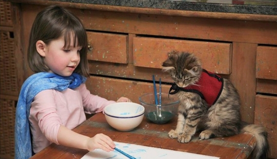 Cómo la gata Tula ayuda a una niña con autismo