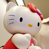 Cómo la imagen de un gato con un lazo se convirtió en la marca Hello Kitty más reconocible