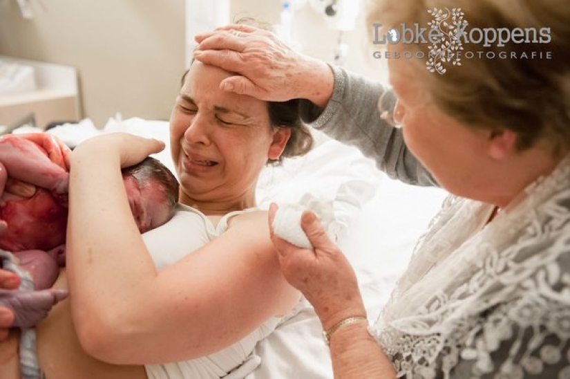 Cómo las madres ayudan a sus hijas a dar a luz