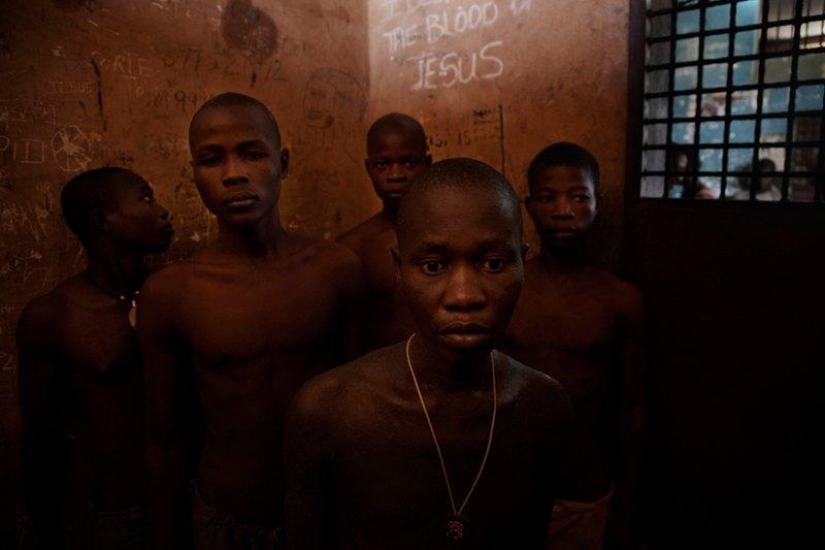 Cómo los adolescentes en Sierra Leona pasan años en prisión esperando su juicio