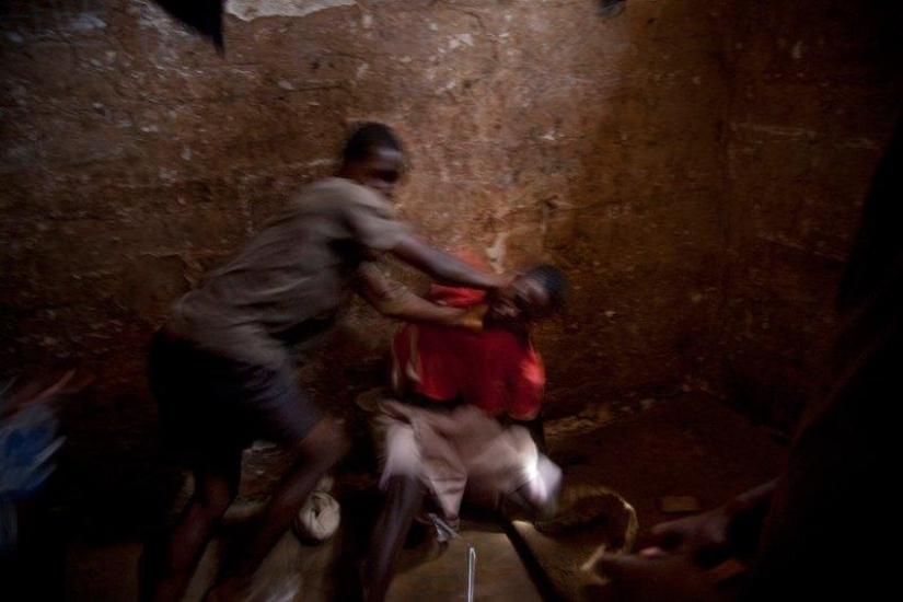 Cómo los adolescentes en Sierra Leona pasan años en prisión esperando su juicio