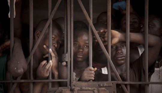 Cómo los adolescentes en Sierra Leona pasan años en prisión esperando su juicio